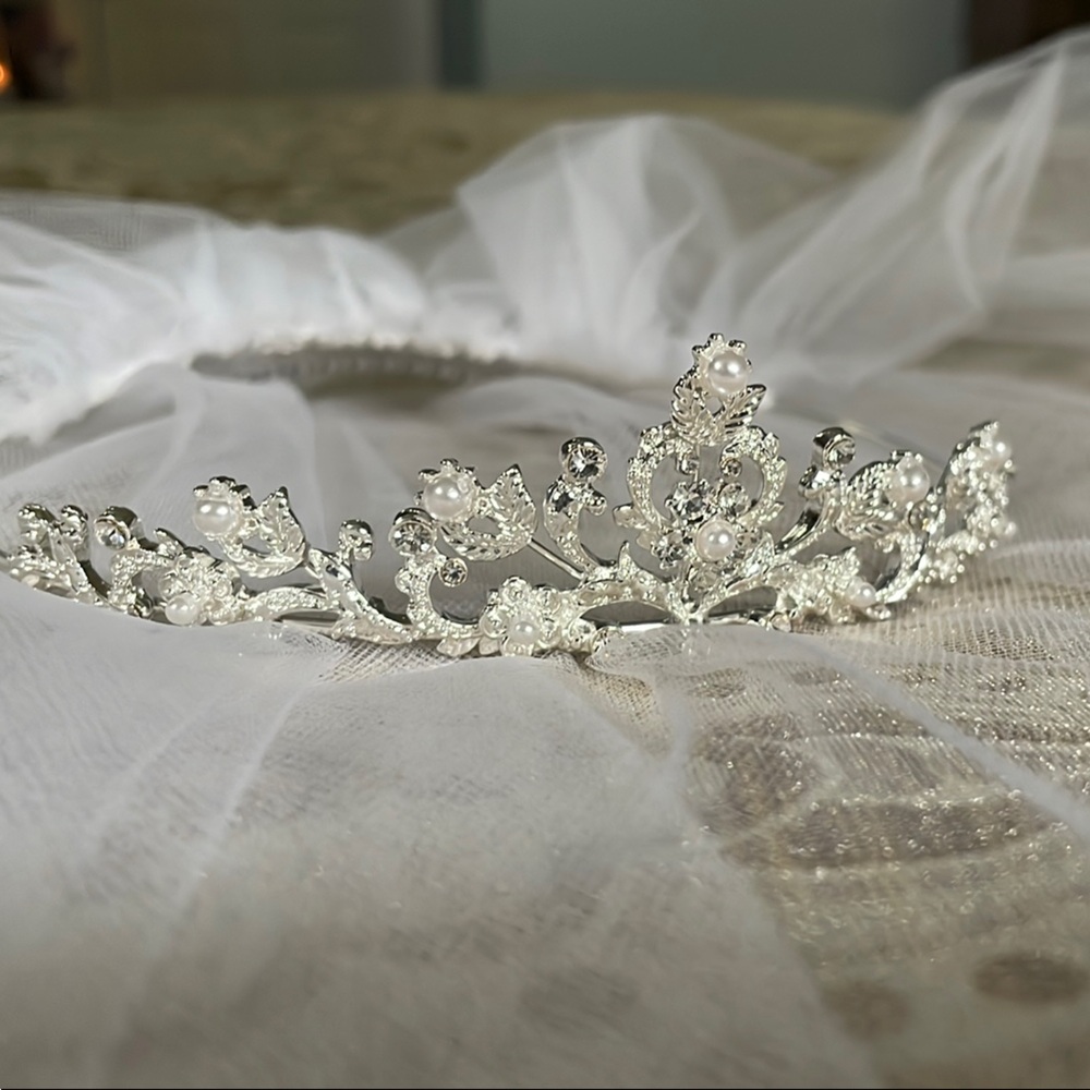 Intricate Silver Hair Tiara with Ornate Design